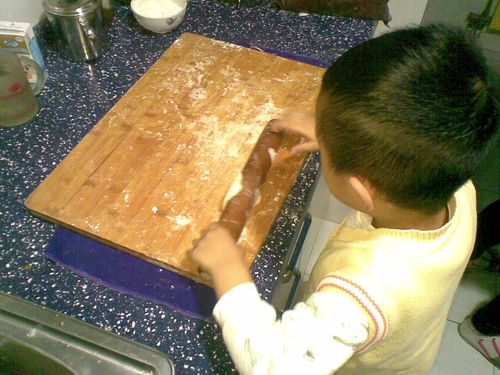 儿子学习包饺饺