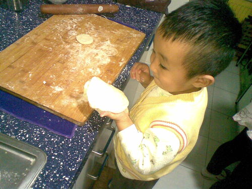 儿子学习包饺饺